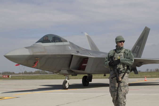 NATO naikintuvai devynis kartus kilo lydėti Rusijos orlaivių ir patruliuoti pasienyje