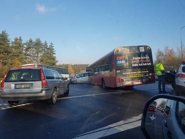 Į avariją prie Ramučių pakliuvo autobusas, nukentėjo du žmonės