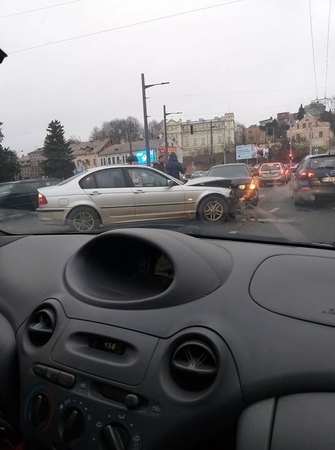 Miesto centre eismą paralyžiavo dviejų BMW avarija