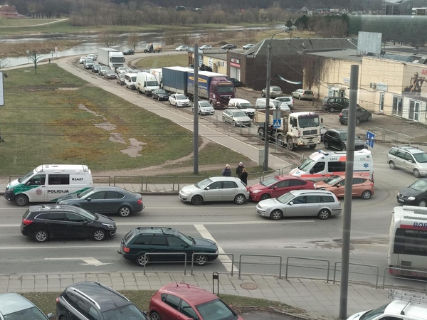 Trijų automobilių avarija: nėščia moteris išvežta į ligoninę, kilo spūstys