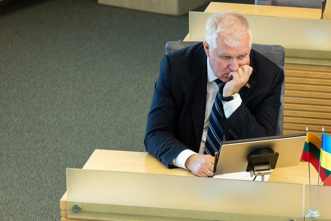 A. Anušauskas pritaria gynybos mokesčiui, tačiau koks jis turėtų būti – dar neaišku