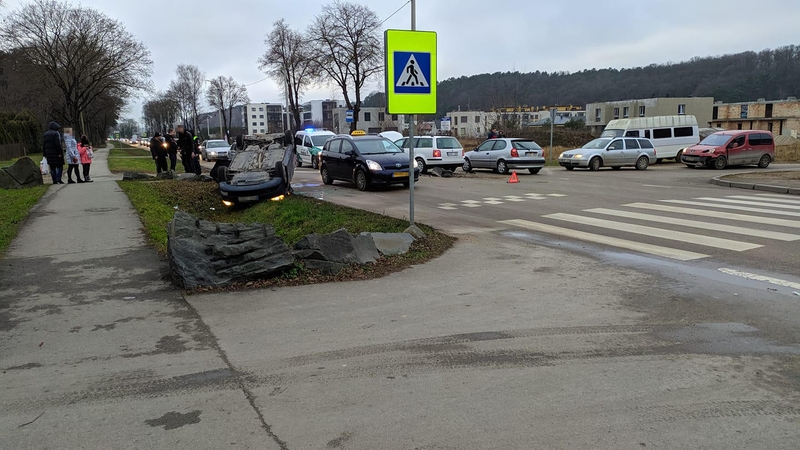 Per avariją Raudondvario plente automobilis apvirto ant stogo