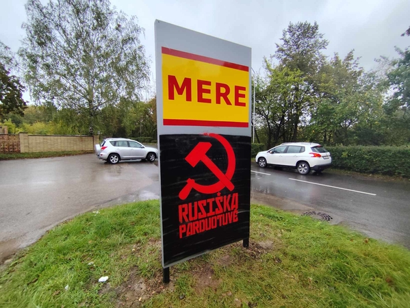 Rusiškam prekybos tinklui pasiuntė žinutę: vaizdai ant stendų kalba patys už save