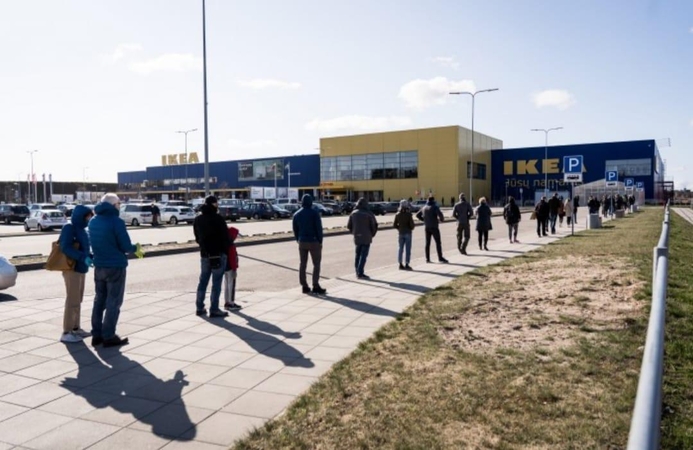 Prie atidarytos „Ikea“ parduotuvės nusidriekė eilės