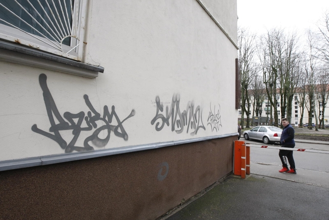 Ant poliklinikos pastato sienos paliko terlionę
