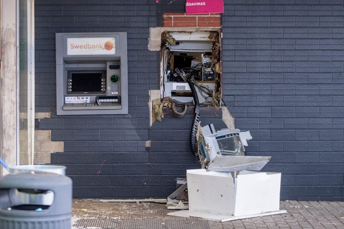 Naktį į Vaišvydavą lėkė pareigūnai: pranešta apie išplėštą bankomatą 
