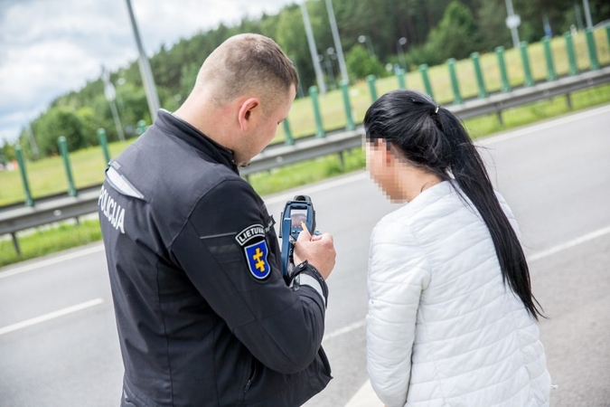 Savaitės lakstūnės titulas – BMW vairuotojai: pareigūnai ją „apdovanojo“ penkiais protokolais
