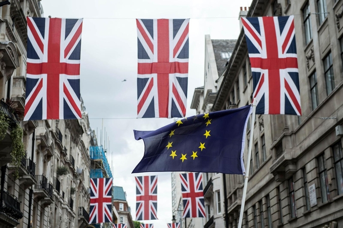 Deryboms oficialiai neprasidėjus aidi esminiai „Brexit“ klausimai