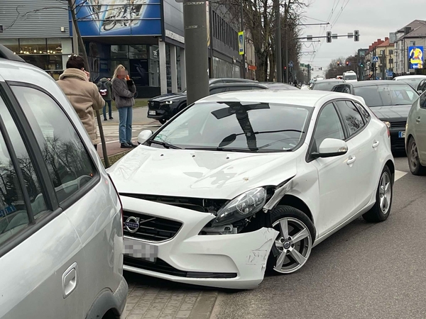 „Volvo“ ir BMW susidūrimas Savanorių prospekte