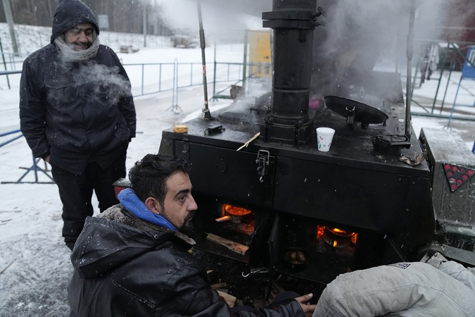 Šimtai migrantų vis dar įstrigę Baltarusijos-Lenkijos pasienyje