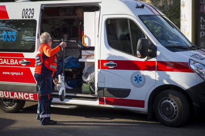 Nuo paspirtuko krito ir susižalojo girta 70-metė