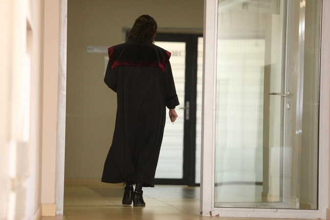 Šokiruojantis incidentas Temidės rūmuose: iš posėdžio pašalinti kaliniai užpuolė teisėją
