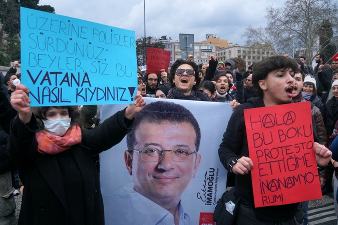 Advokatas: teismas oficialiai suėmė Stambulo miesto merą