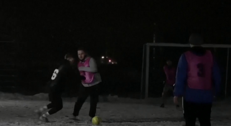 Išradingumui nėra ribų: kaip jaunieji ukrainiečiai tamsoje žaidžia futbolą