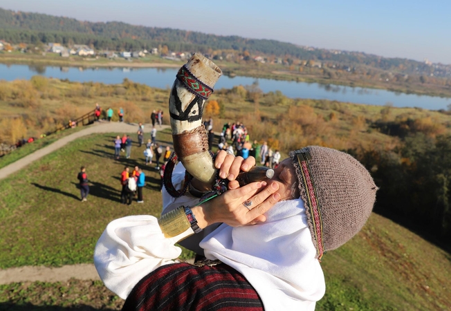 Pasikeitė: pernai baigtas tvarkyti Pyplių piliakalnis pritraukia daugiau lankytojų.