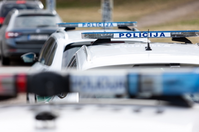 Įsiaudrinę jauni vyrai nenurimo net atvykus pareigūnams: vieną aptalžė rankomis, apspardė