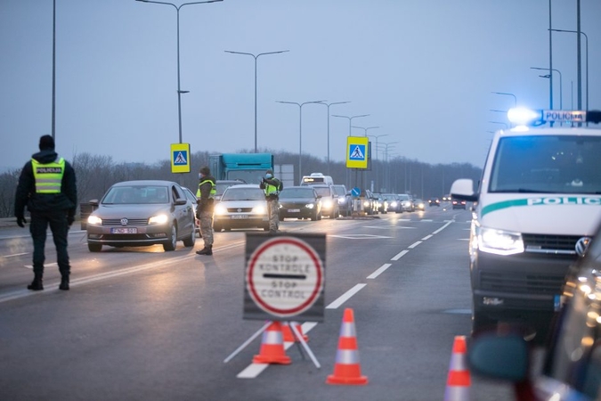 Naujuosius pasitikime namie: policijos postai keliuose, judėjimą mieste stebės ir dronai