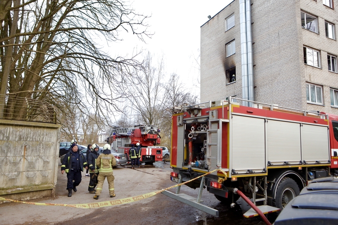 Aliarmas Aleksoto daugiabutyje: užsidegė butas, iš jo išvesti keturi vaikai