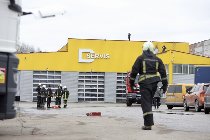 Mįslingas gaisras sunkiasvorio transporto autoservise: nekalbūs ir jo darbuotojai, ir ugniagesiai