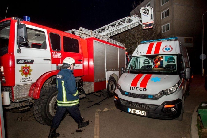 Jonavoje užsiliepsnojo butas, buvo evakuoti daugiabučio gyventojai