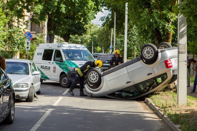 Kaune ant stogo apvirto jau antras automobilis: teko uždaryti eismą