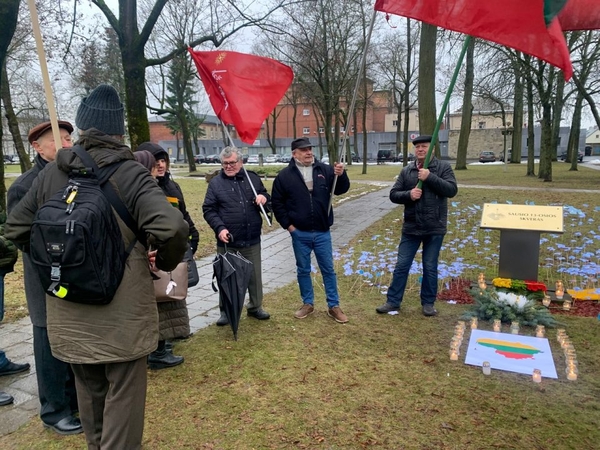 Konfliktas Sausio 13-osios skvere Panevėžyje: „maršistai“ mindė vaikų pagamintas neužmirštuoles