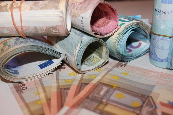 Moterų atlyginimai vyrų niekaip nepasiveja