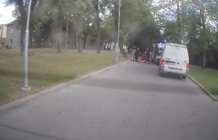 Ant gatvės rado gulintį mirtinai girtą vyrą