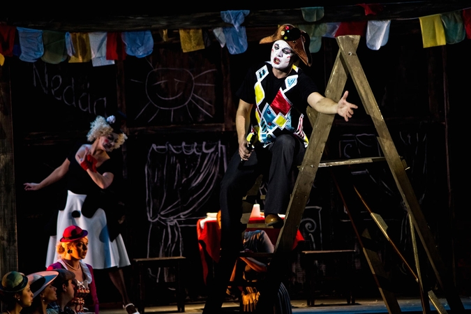 Scena iš minskiečių pastatytos R.Leoncavallo operos „Pajacai“.