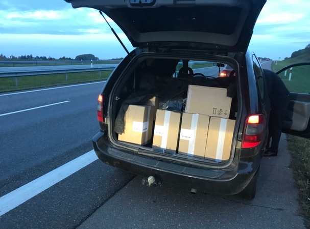 Autostradoje pasieniečiai sulaikė vyrą, kuris gabeno 18 tūkst. pakelių cigarečių