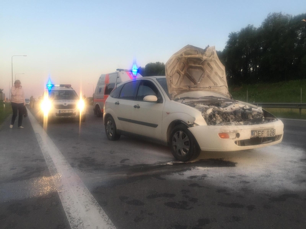 Autostradoje užsiliepsnojo automobilis
