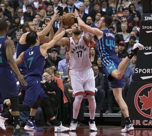 NBA lygos mače J. Valančiūnas pelnė 14 taškų