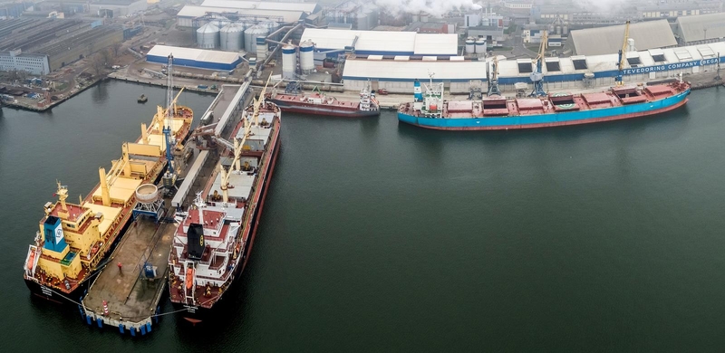 Pietinėje kompanijos „Bega“ naudojamos teritorijos dalyje šiemet atsirado net keletas naujų objektų: cemento terminalas su dviem talpyklomis ir vamzdynais, 6 naujos silosų tipo talpyklos su transporterių galerijomis grūdų krovai bei universalus importo-ek