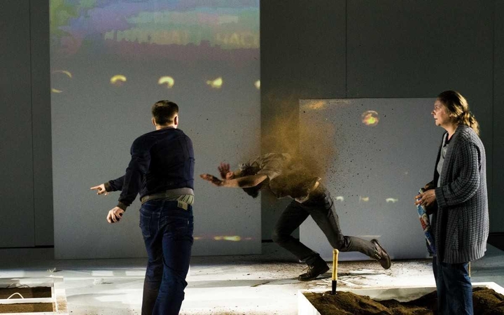 Scena iš spektaklio „Opiumas“ (rež. A.Marčenka).