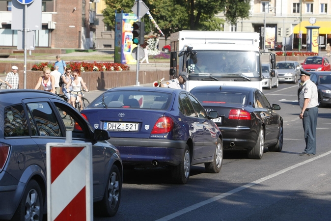 Nori apriboti automobilių ir autobusų greitį Tiltų gatvėje