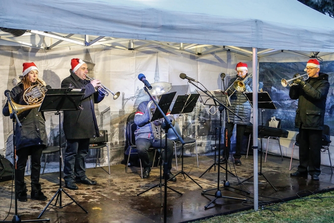 Kalėdinės melodijos – Klaipėdos senamiestyje, prie šviečiančio kubo