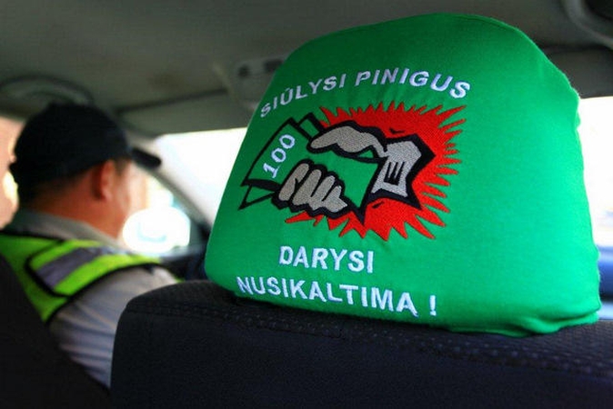 172 kilometrų per valandą greičiu lėkęs vairuotojas bandė papirkti pareigūnus