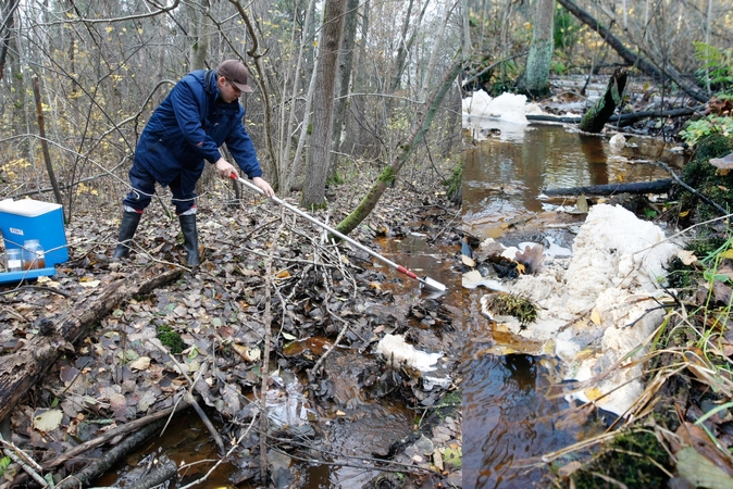 Įtartina: upelyje susidariusios gausios putos sukėlė abejonių, ar vanduo nėra užterštas. Aplinkosaugininkas T.Gedrimas vakar čia paėmė vandens mėginį.