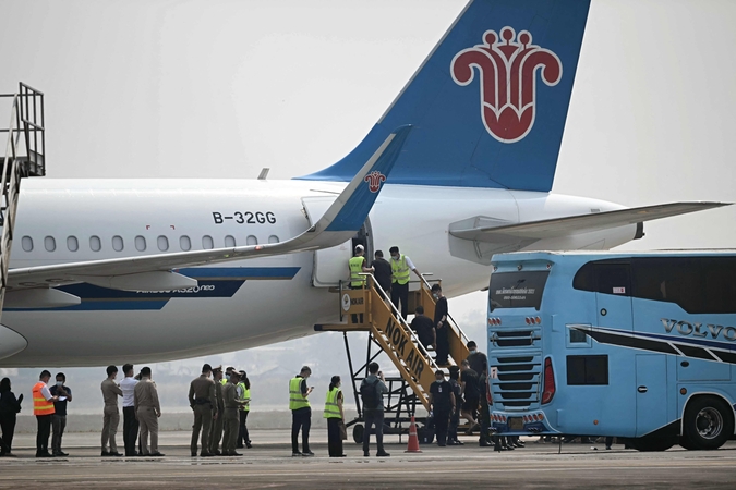 Pakilo pirmasis lėktuvas, kuriuo repatrijuojami Kinijos sukčių centro darbuotojai