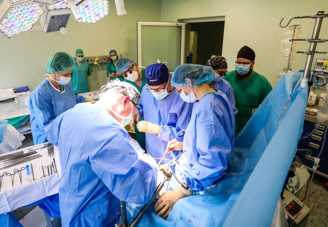Išskirtinis momentas Kauno klinikose: vienu metu atliktos dvi operacijos