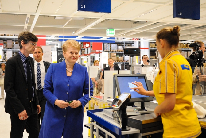 Naujosios „Ikea“ durų slenkstį jau mina pirmieji pirkėjai
