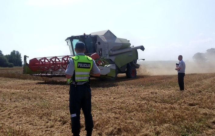 Pareigūnų taikiklyje – žemės ūkio technika