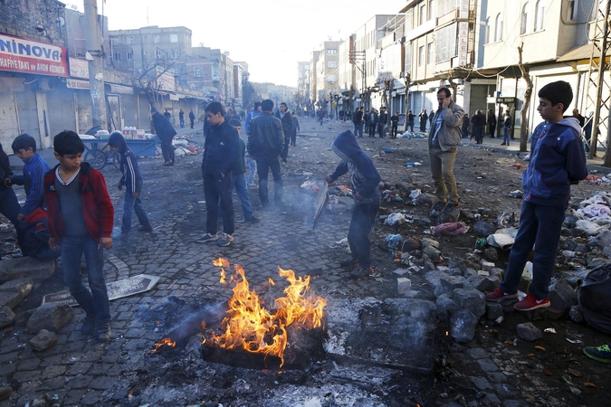 Turkijos civiliai atsidūrė kryžminėje ugnyje