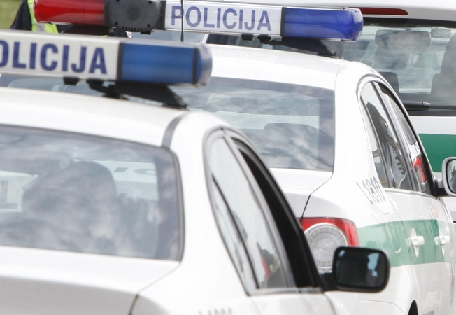 Pasvalio rajone užsidegė policijos automobilis