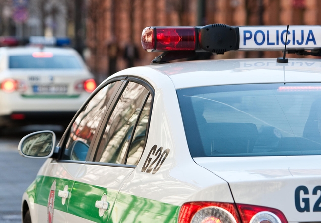 Viešai šlapinęsis vairuotojas nubaustas ir už pavojingą vairavimą