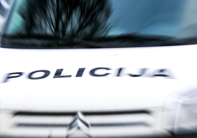 Kelyje Vilnius–Kaunas apvirto automobilis
