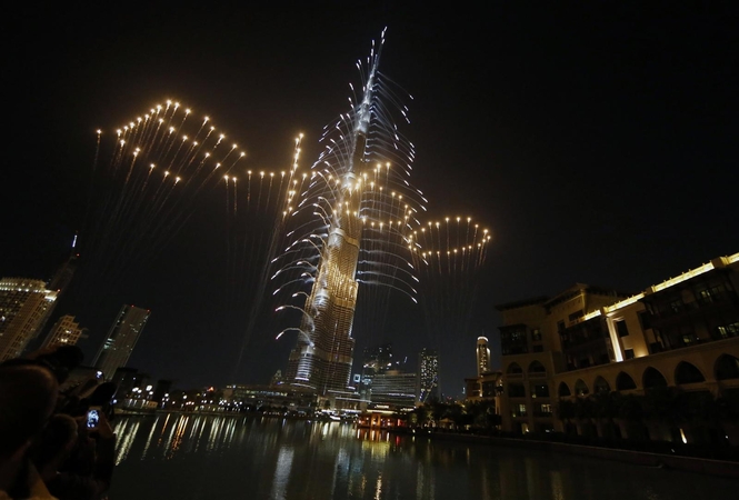Dubajui laimėjus teisę rengti „Expo 2020“, aukščiausią pastatą nušvietė fejerverkai