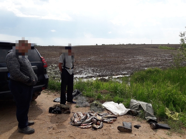 Pasieniečių sulaikyti brakonieriai bandė atsikratyti tinklais ir žuvimi