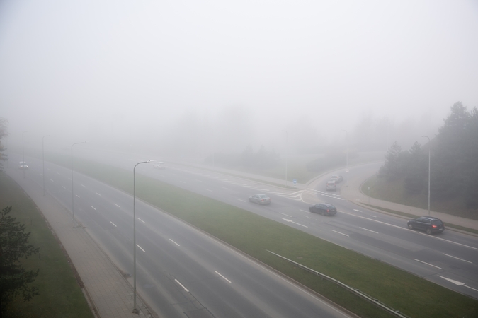 Įspėja: eismo sąlygas vietomis sunkina rūkas