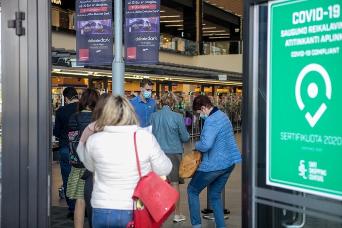 Prie parduotuvių – pirkėjų eilės: bando prasmukti be galimybių pasų, siūlo nupirkti prekių